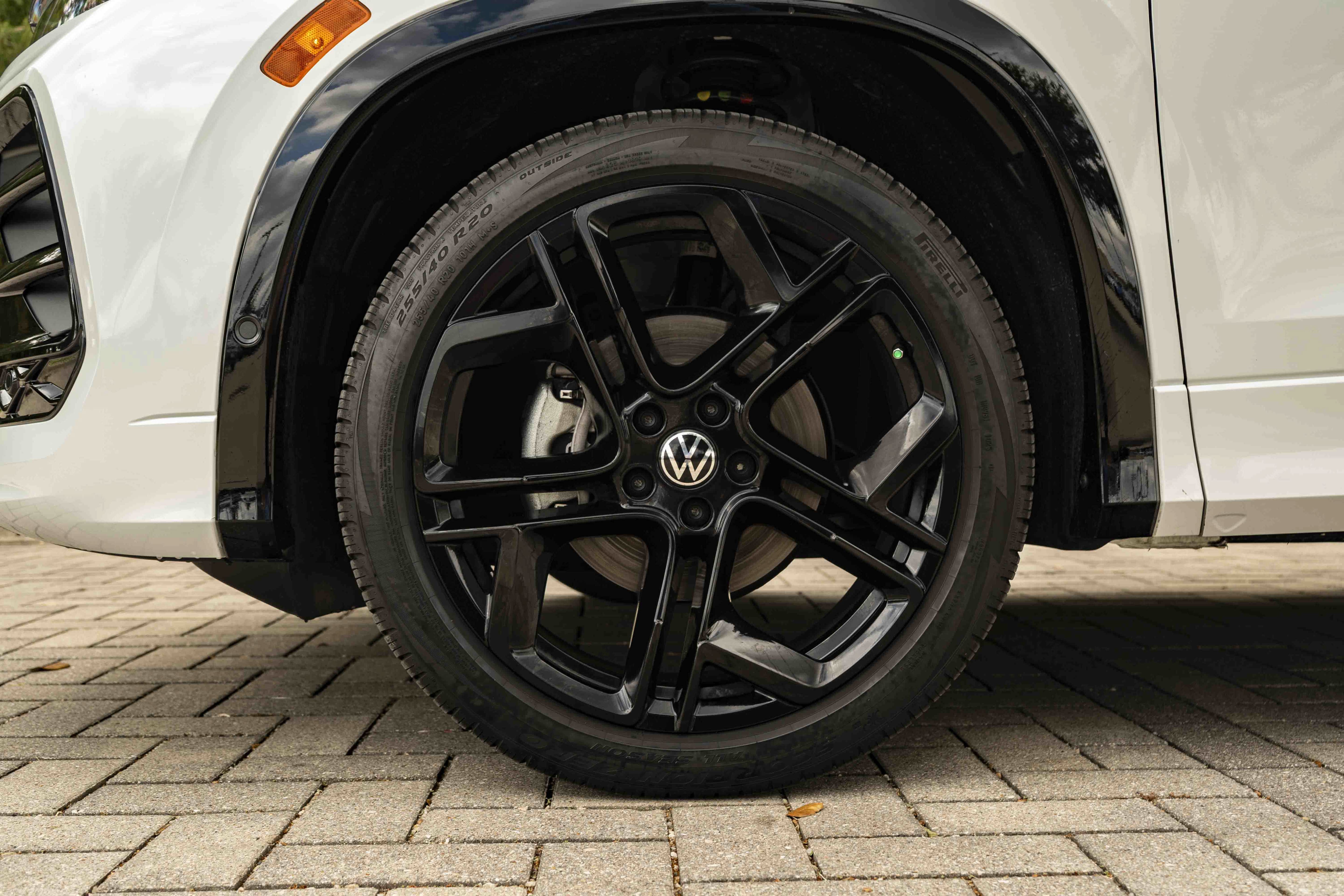 Certified 2026 Volkswagen Tiguan SE R-Line FWD image 13