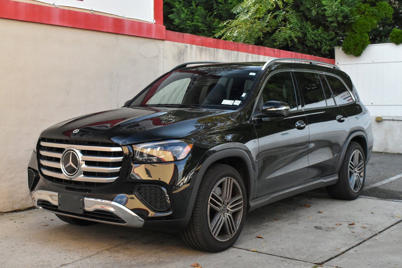 Used 2025 Mercedes-Benz GLS 450 4MATIC image 2