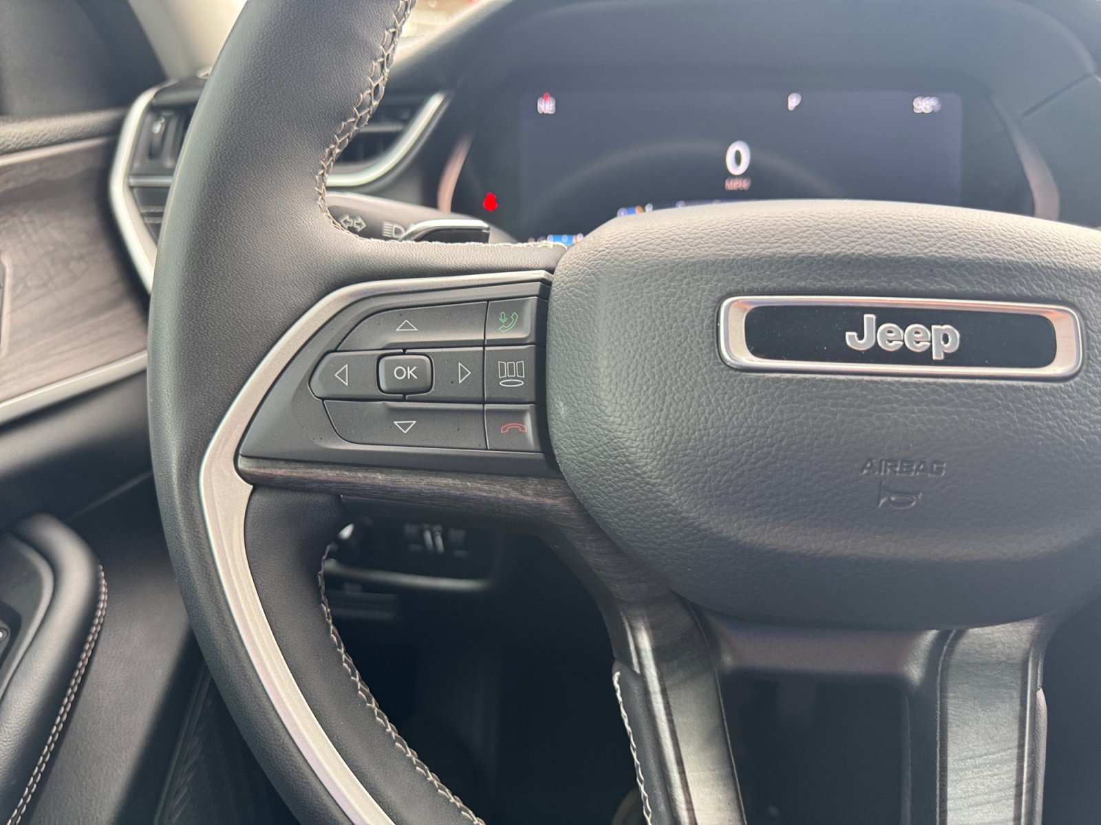 Used 2023 Jeep Grand Cherokee L Limited w/ Black Appearance Package AWD/4WD image 25