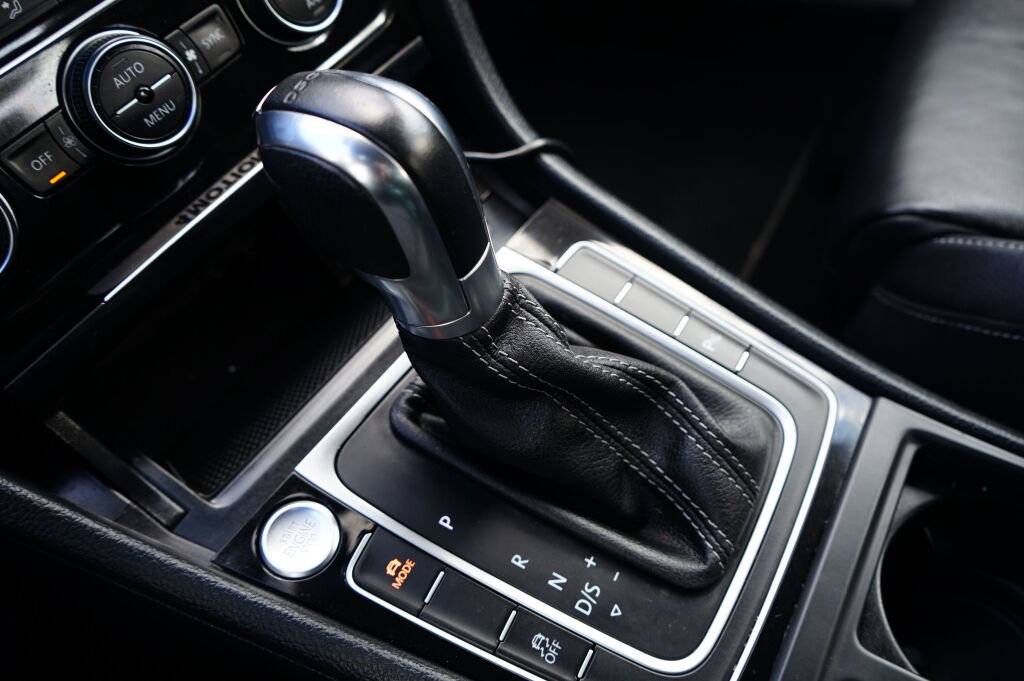 Used 2015 Volkswagen Golf R 4-Door image 17