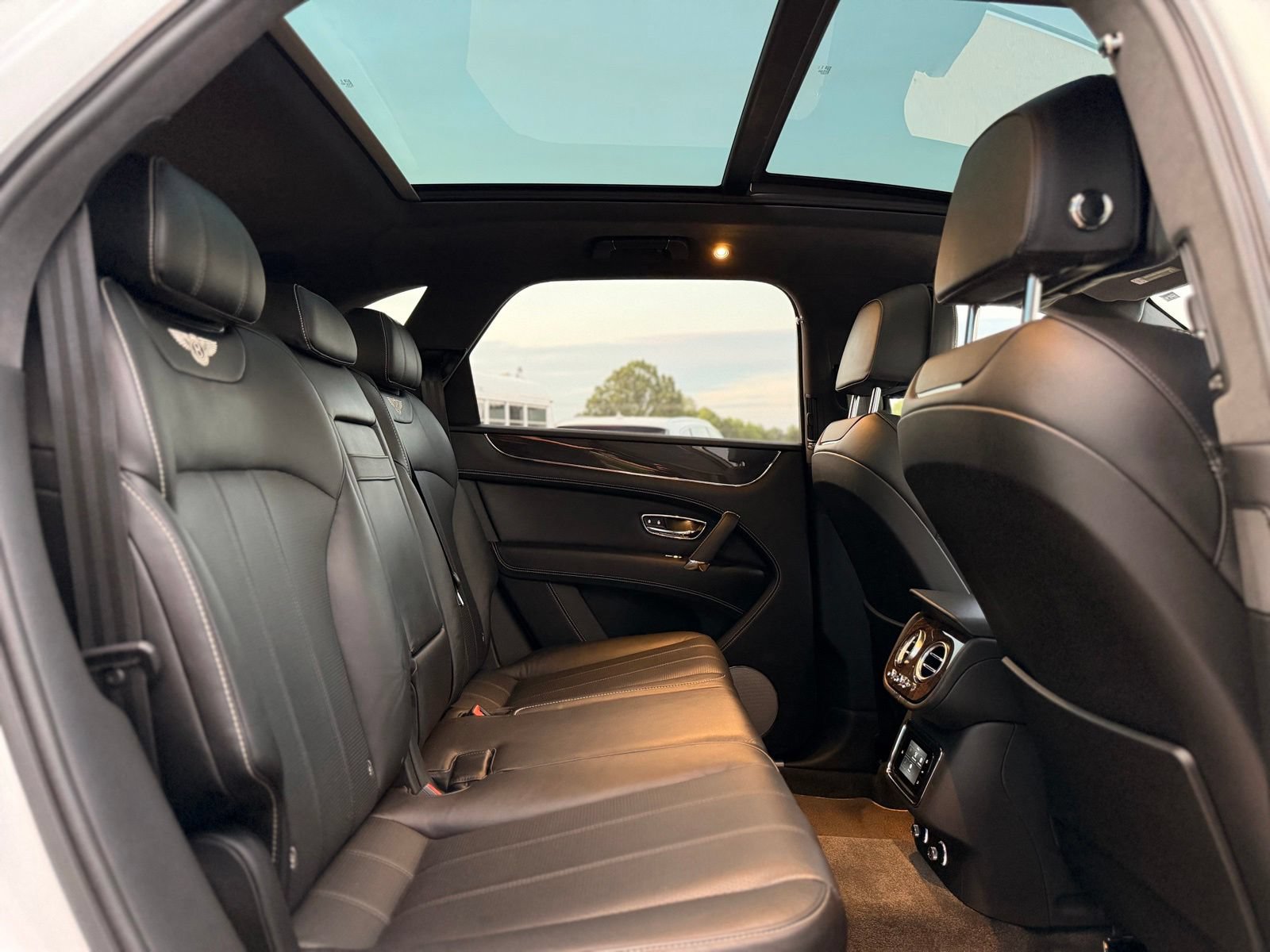 Used 2019 Bentley Bentayga AWD/4WD image 29