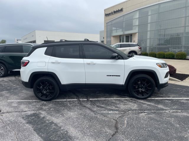 Used 2022 Jeep Compass Latitude w/ Sun and Sound Group AWD/4WD image 2