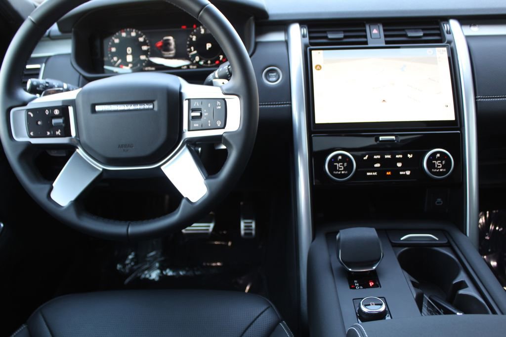 Used 2025 Land Rover Discovery Dynamic SE image 4