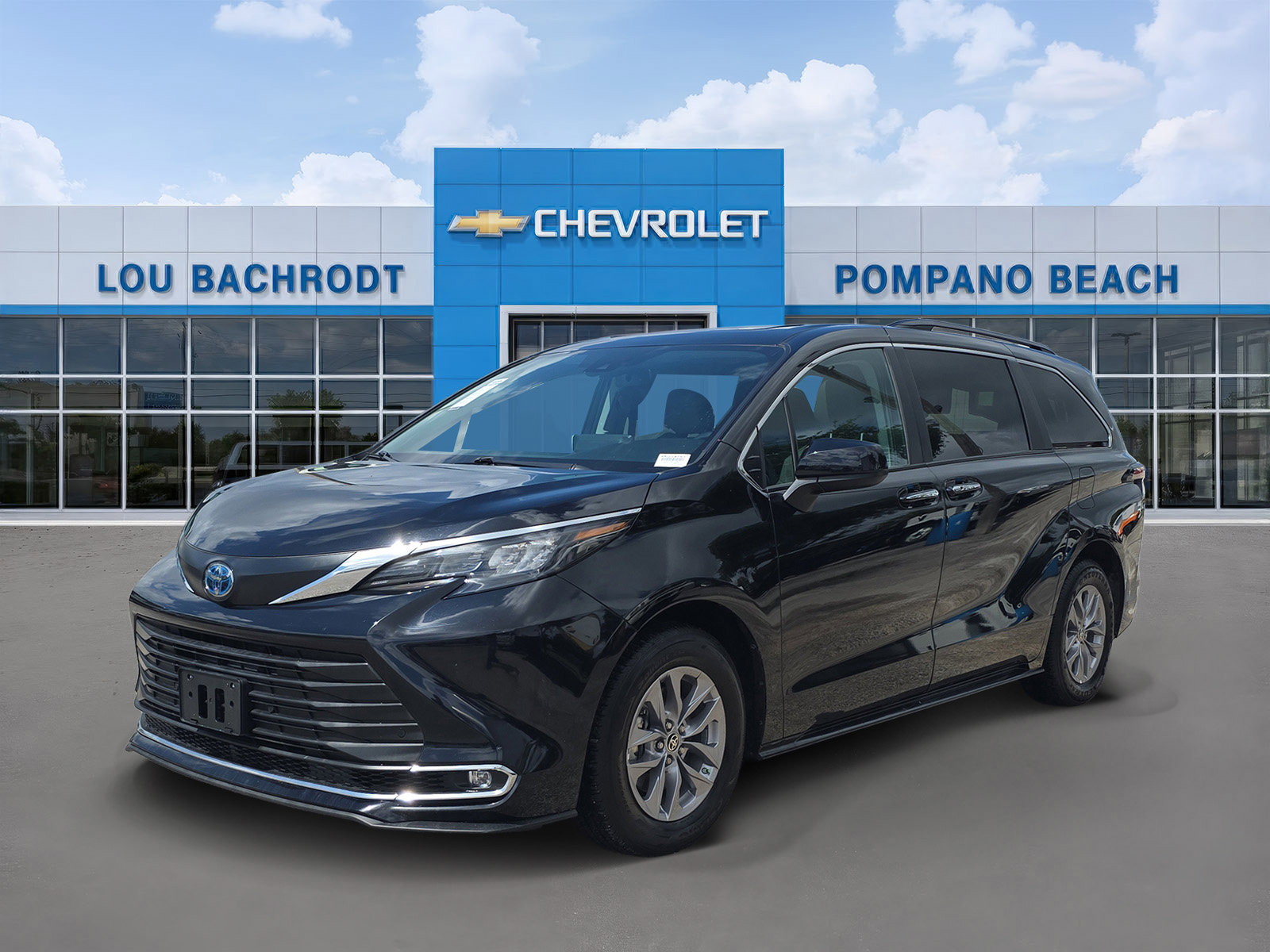 Used 2024 Toyota Sienna XLE FWD image 3