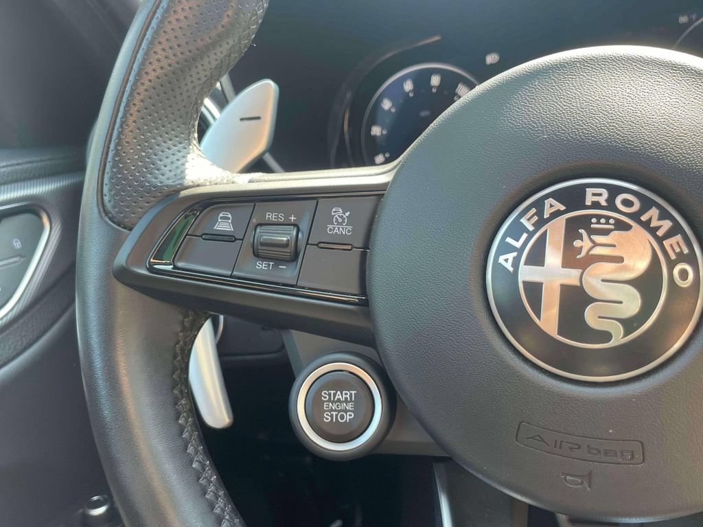 Used 2025 Alfa Romeo Giulia AWD image 22