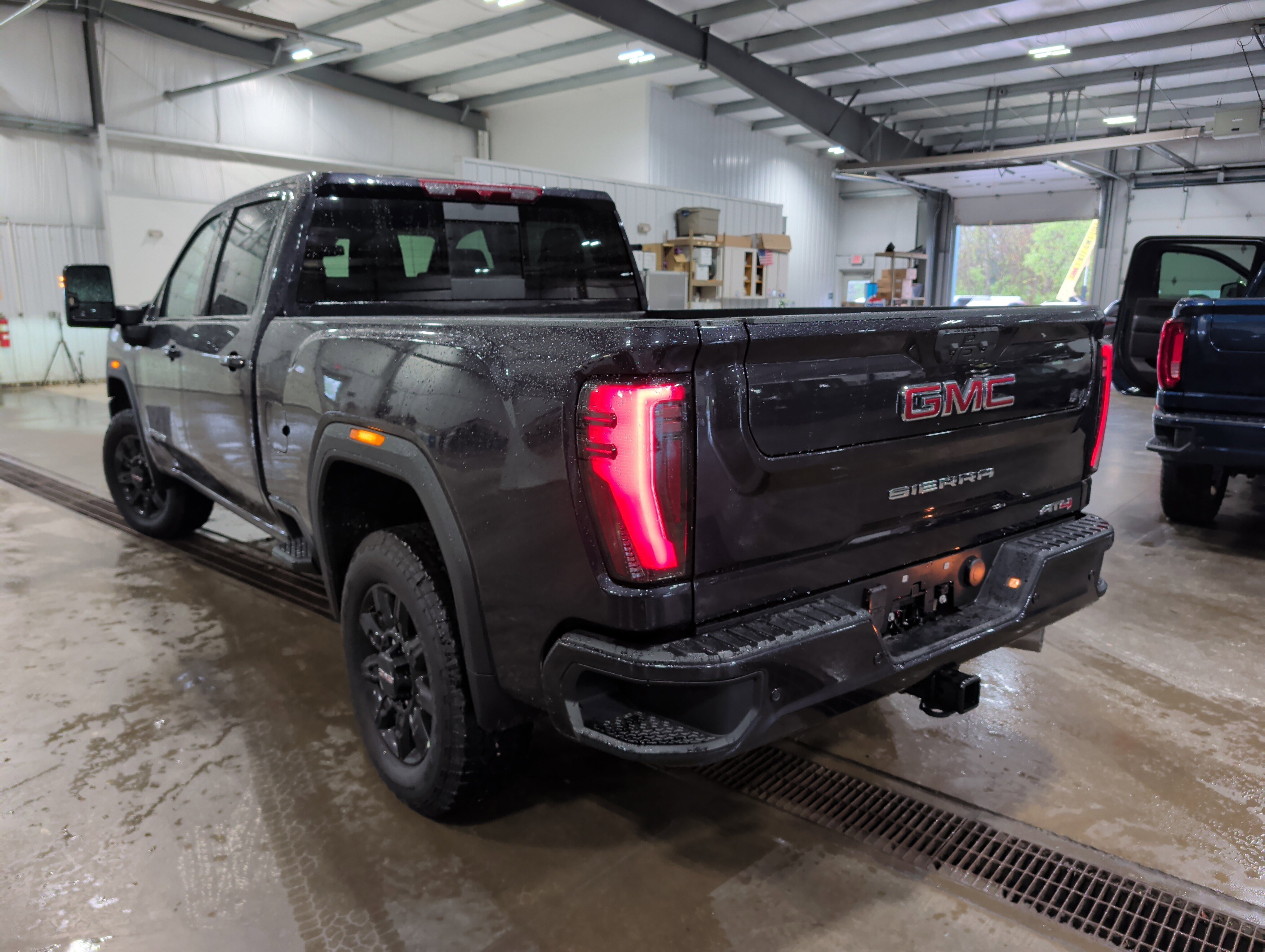 Used 2026 GMC Sierra 2500 AT4 AWD/4WD image 4