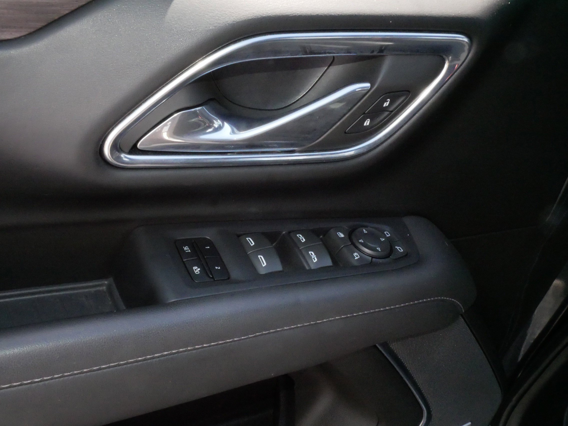Used 2023 Chevrolet Tahoe Z71 w/ Luxury Package AWD/4WD image 19