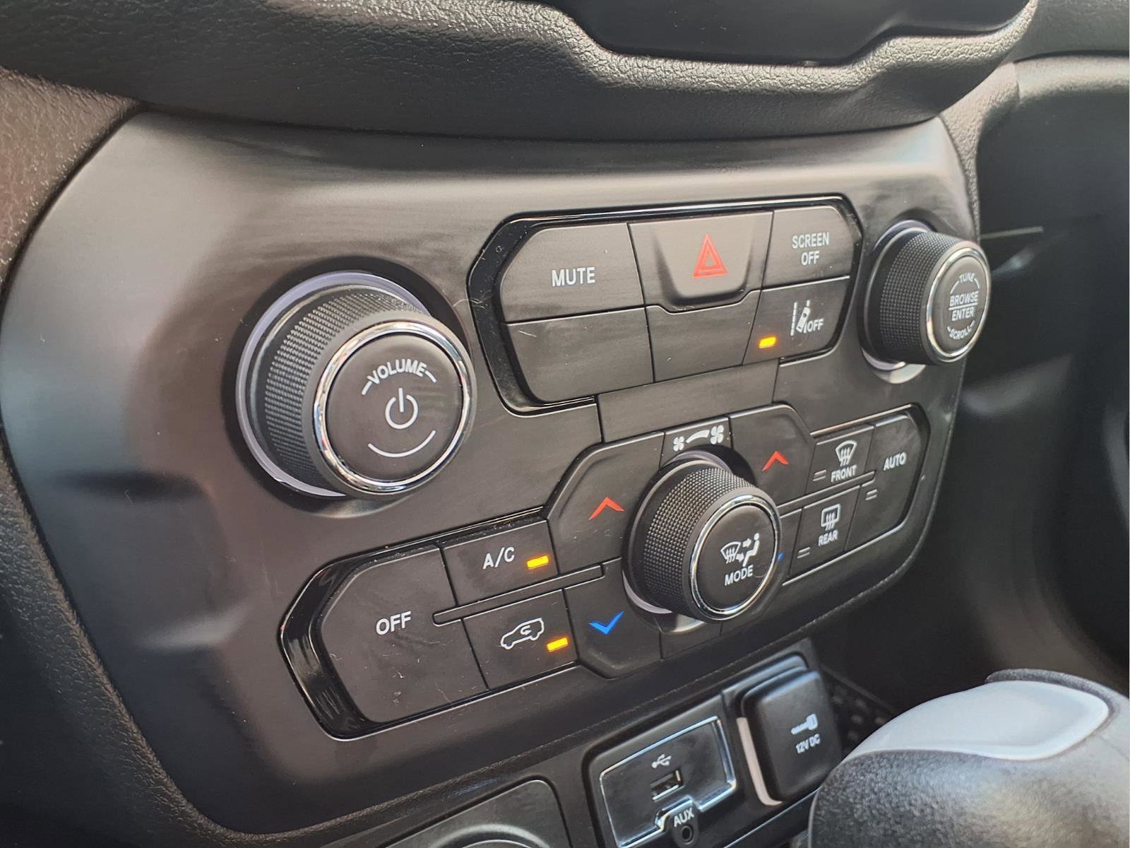 Used 2023 Jeep Renegade Latitude w/ Premium Group AWD/4WD image 19