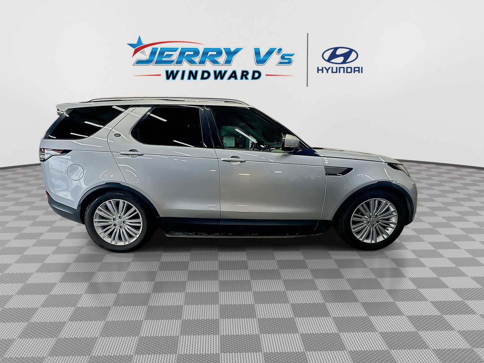 Used 2018 Land Rover Discovery SE image 9