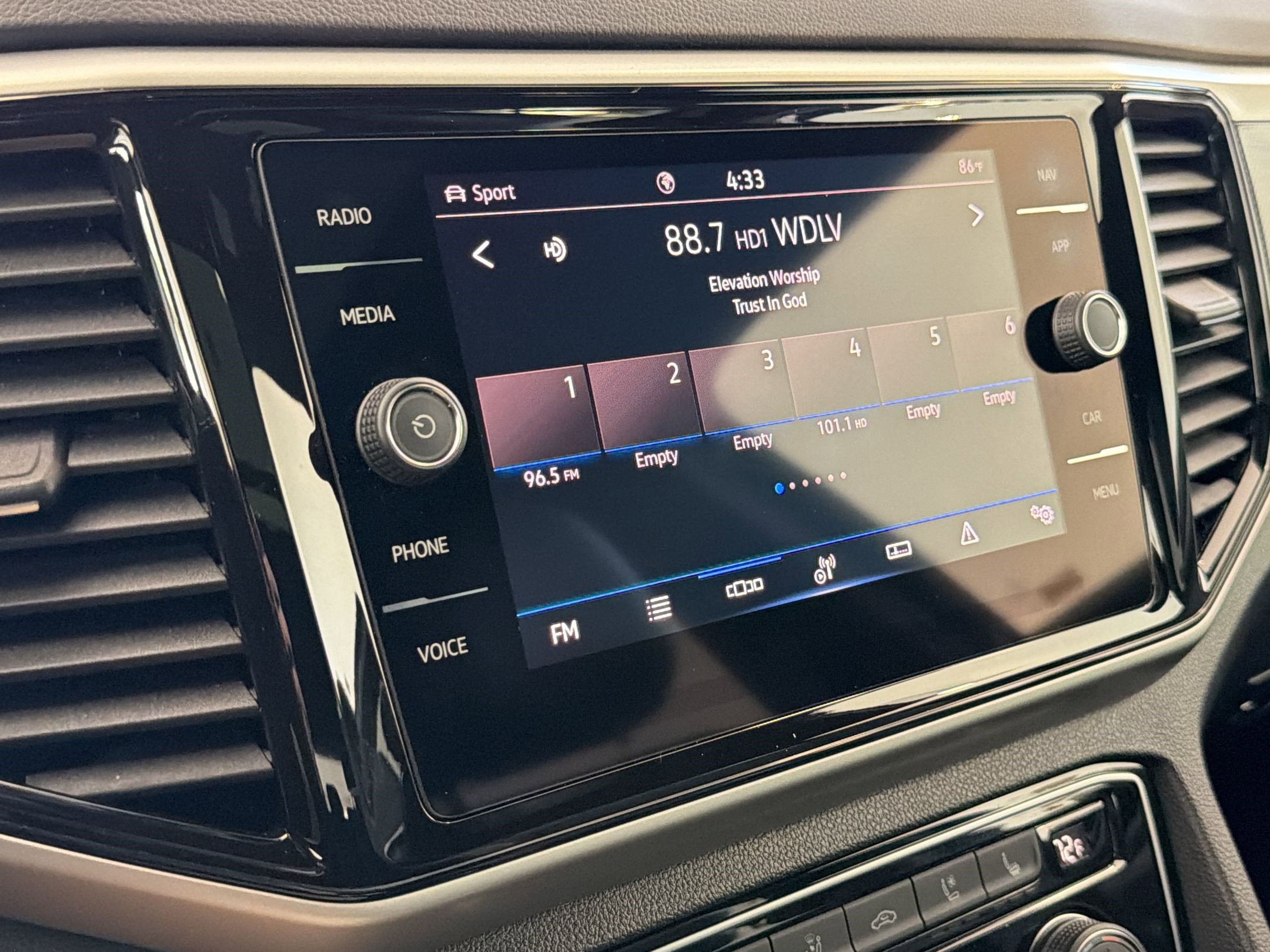 Used 2023 Volkswagen Atlas Cross Sport SEL Premium R-Line image 24