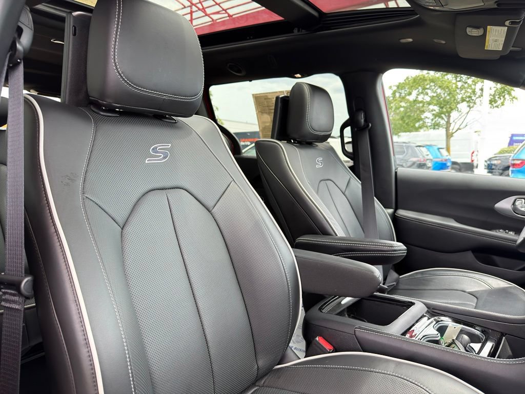 Used 2025 Chrysler Pacifica Limited w/ Uconnect Theater Family Group AWD/4WD image 46