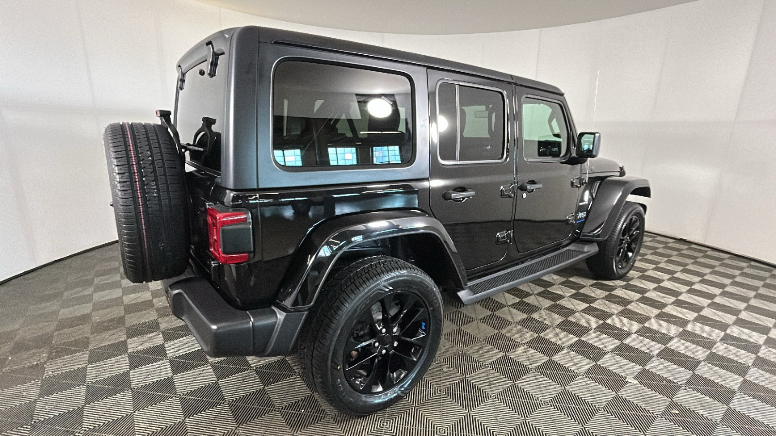 Used 2023 Jeep Wrangler Unlimited Sahara w/ Cold Weather Group AWD/4WD image 3