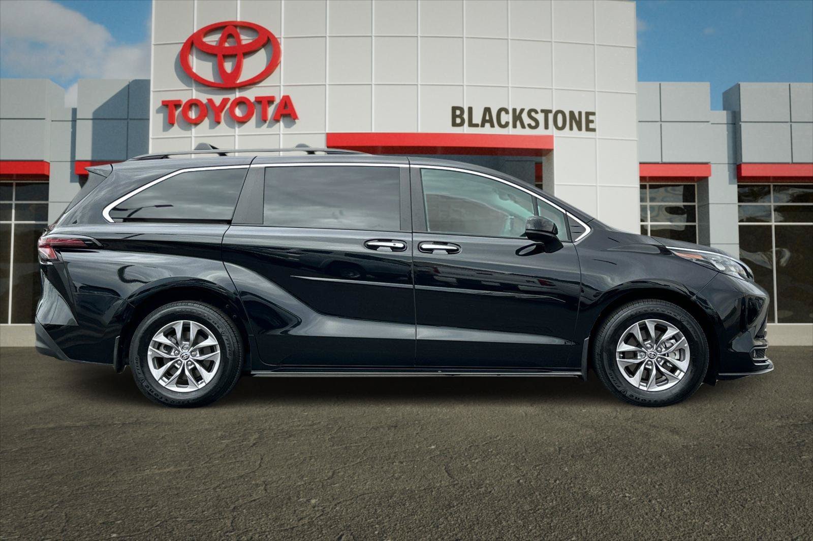 Certified 2025 Toyota Sienna XLE FWD image 2