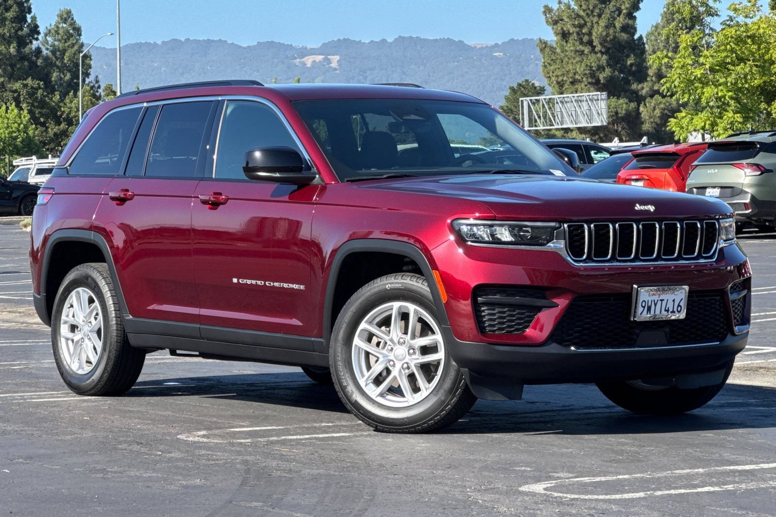 Used 2025 Jeep Grand Cherokee Laredo X w/ Luxury Tech Group I RWD image 2
