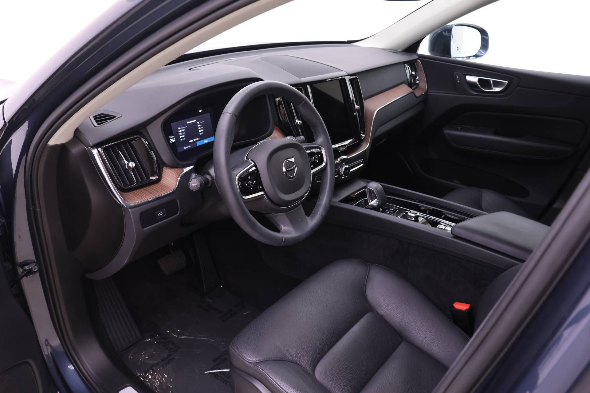 Certified 2023 Volvo XC60 B5 Plus image 6