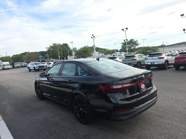 Used 2025 Volkswagen Jetta SE FWD image 3