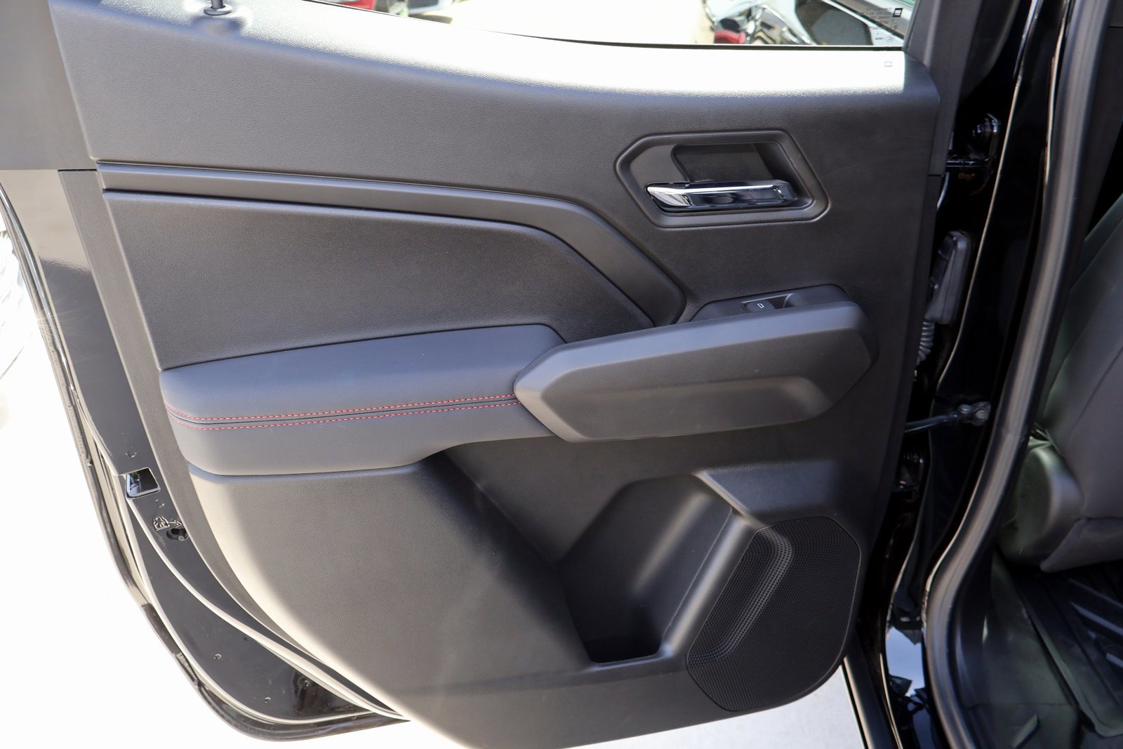 Used 2025 Chevrolet Colorado Z71 AWD/4WD image 16