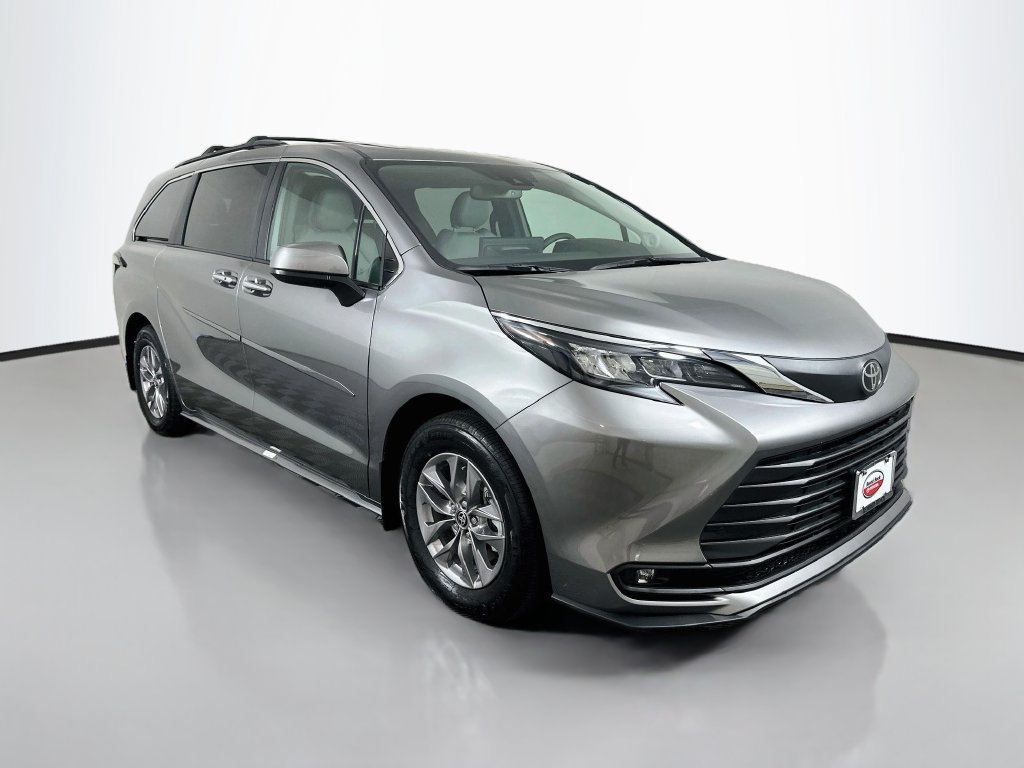 Used 2026 Toyota Sienna XLE FWD image 3