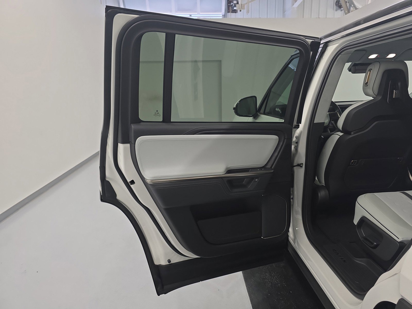 Used 2025 Rivian R1S Adventure AWD/4WD image 17