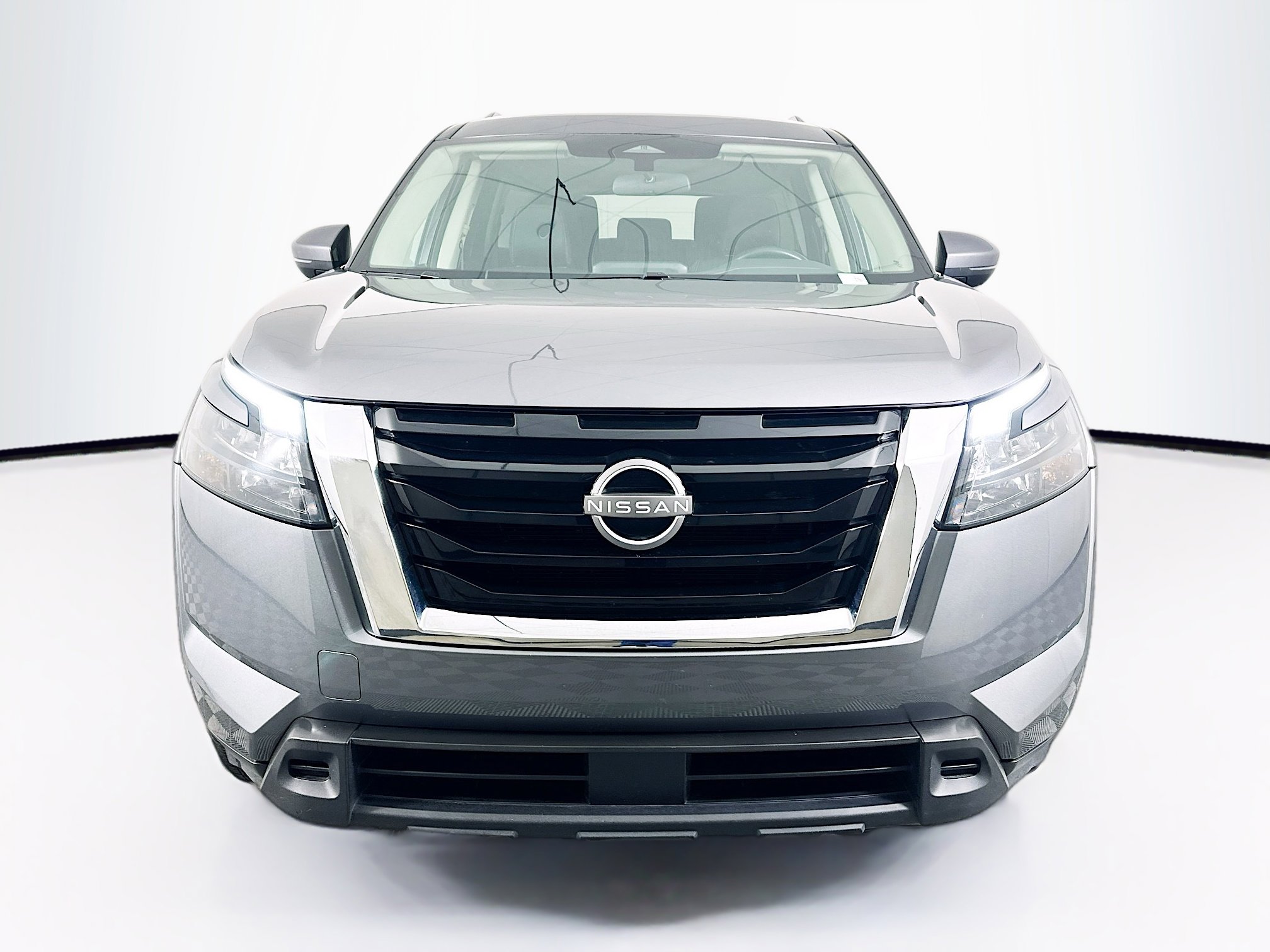 Used 2024 Nissan Pathfinder SV image 2