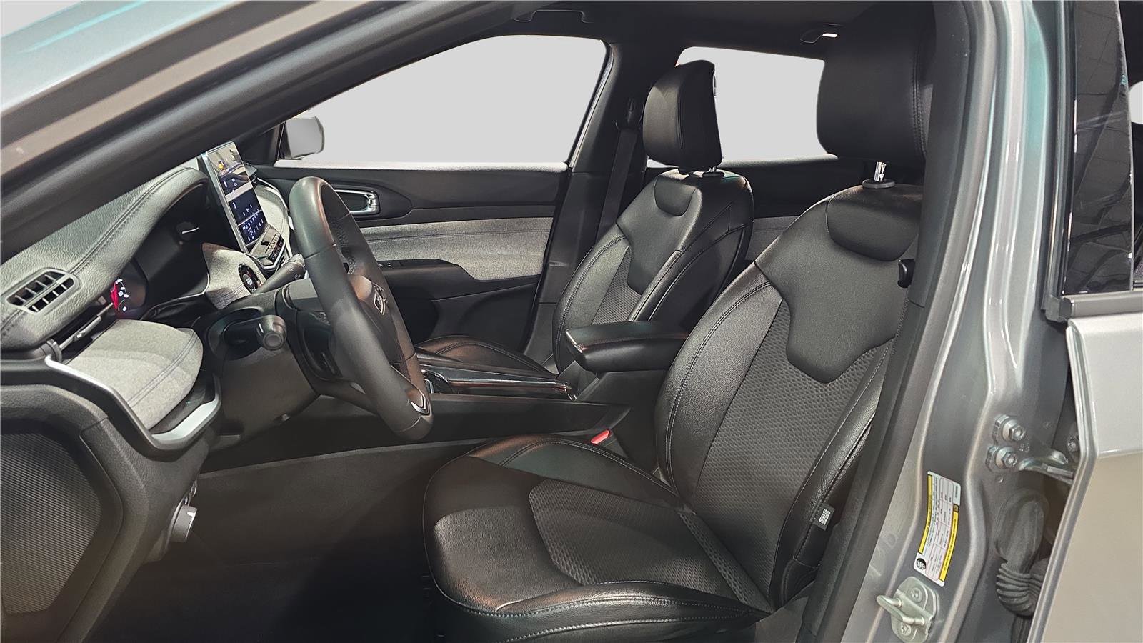 Used 2024 Jeep Compass Latitude image 28