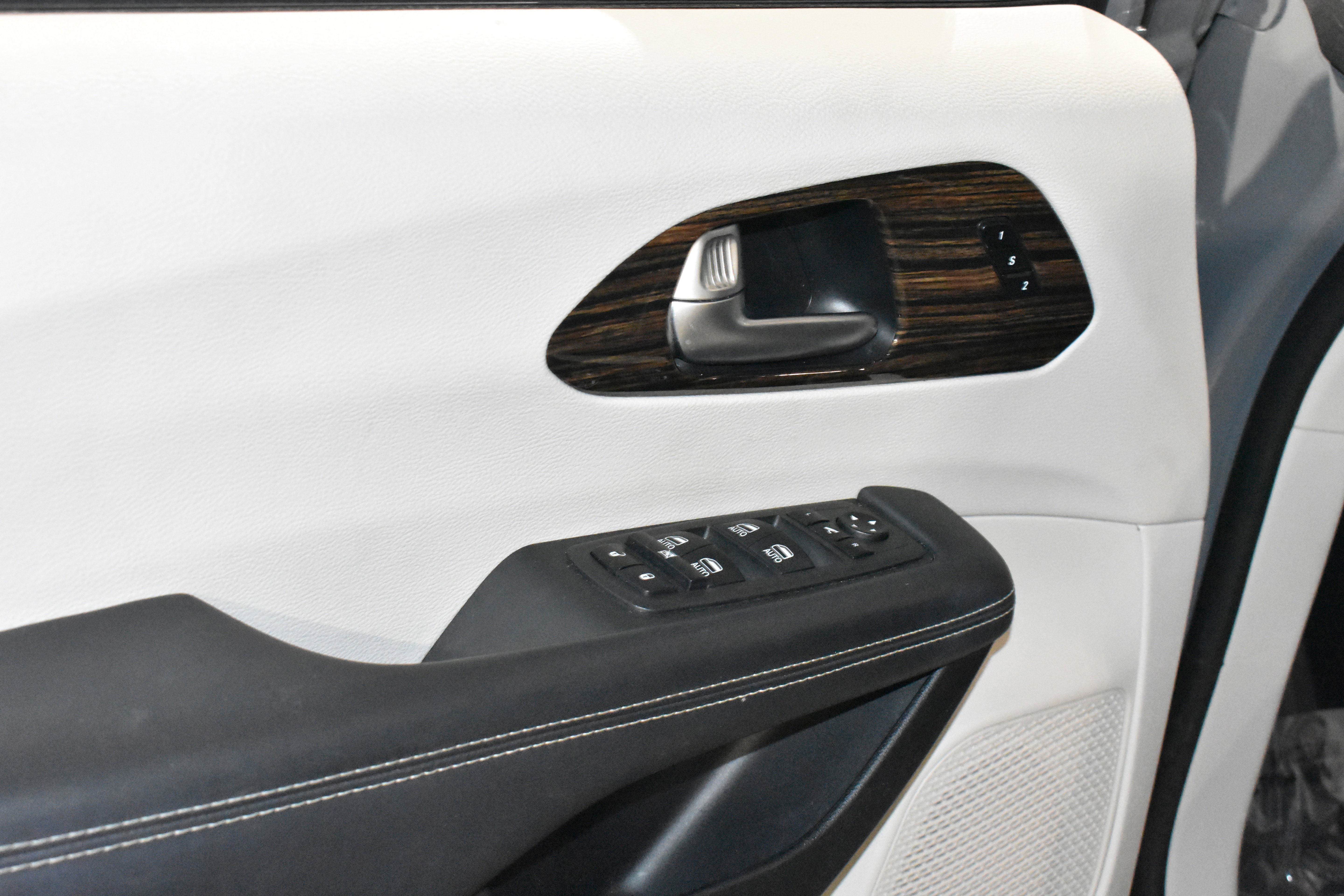 Used 2023 Chrysler Pacifica Limited FWD image 25