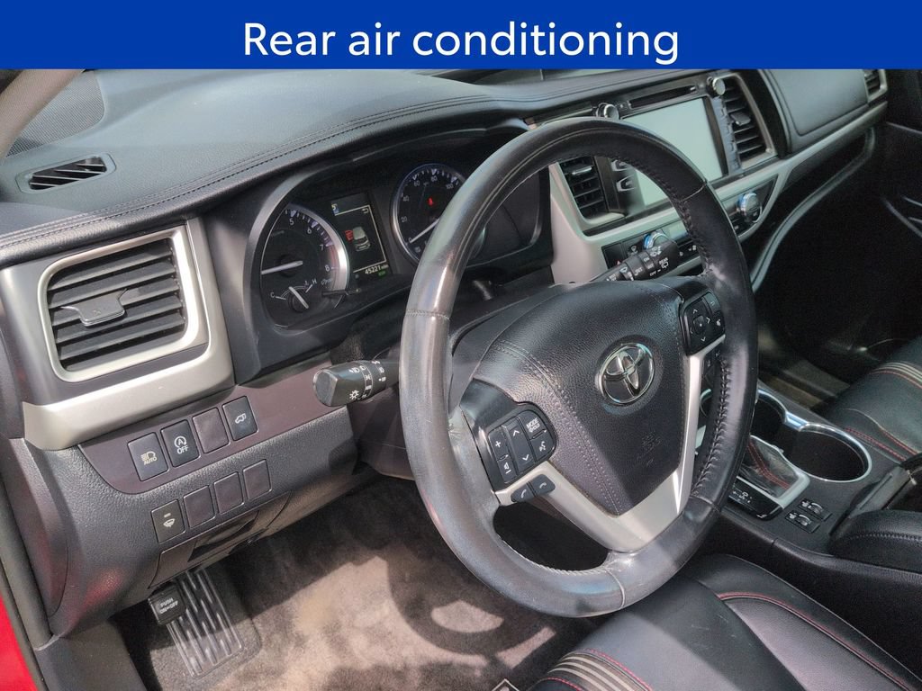 Used 2019 Toyota Highlander SE w/ Carpet Mat Package (TMS) AWD/4WD image 12