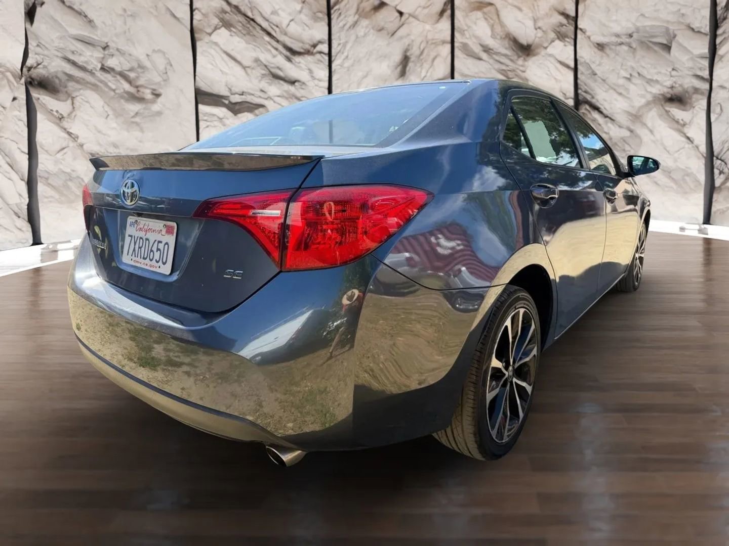 Used 2017 Toyota Corolla SE w/ SE Premium Package FWD image 6
