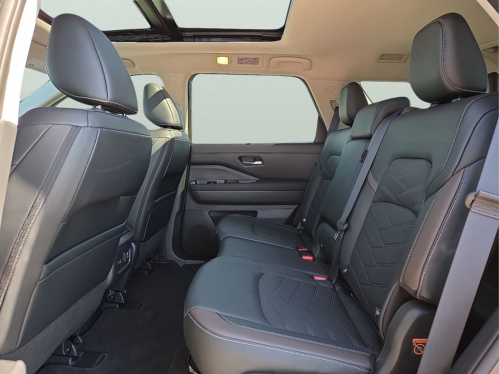 Used 2024 Nissan Pathfinder Platinum w/ Cargo Package FWD image 11