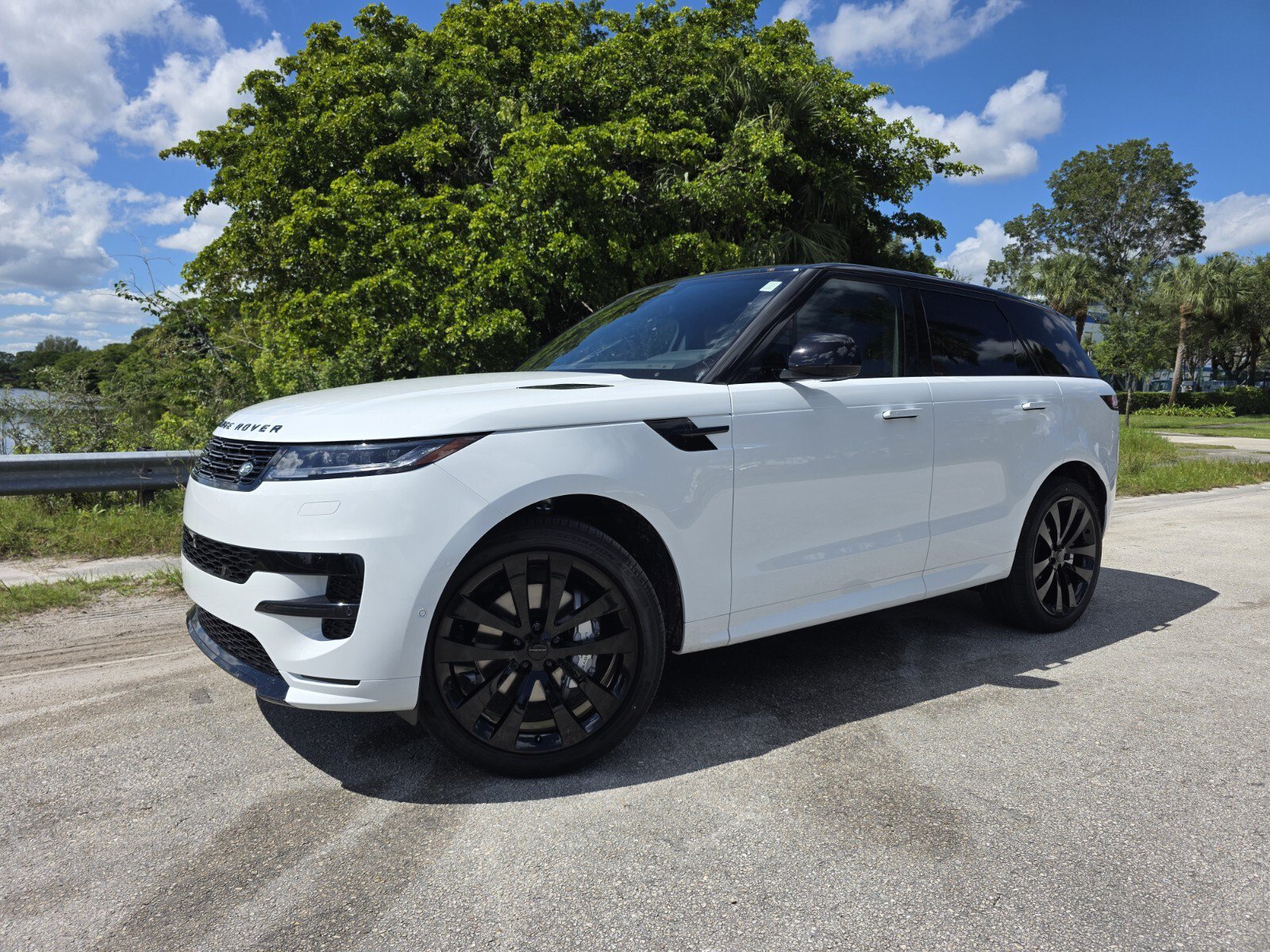 New 2027 Land Rover Range Rover Sport Dynamic SE AWD/4WD image 1