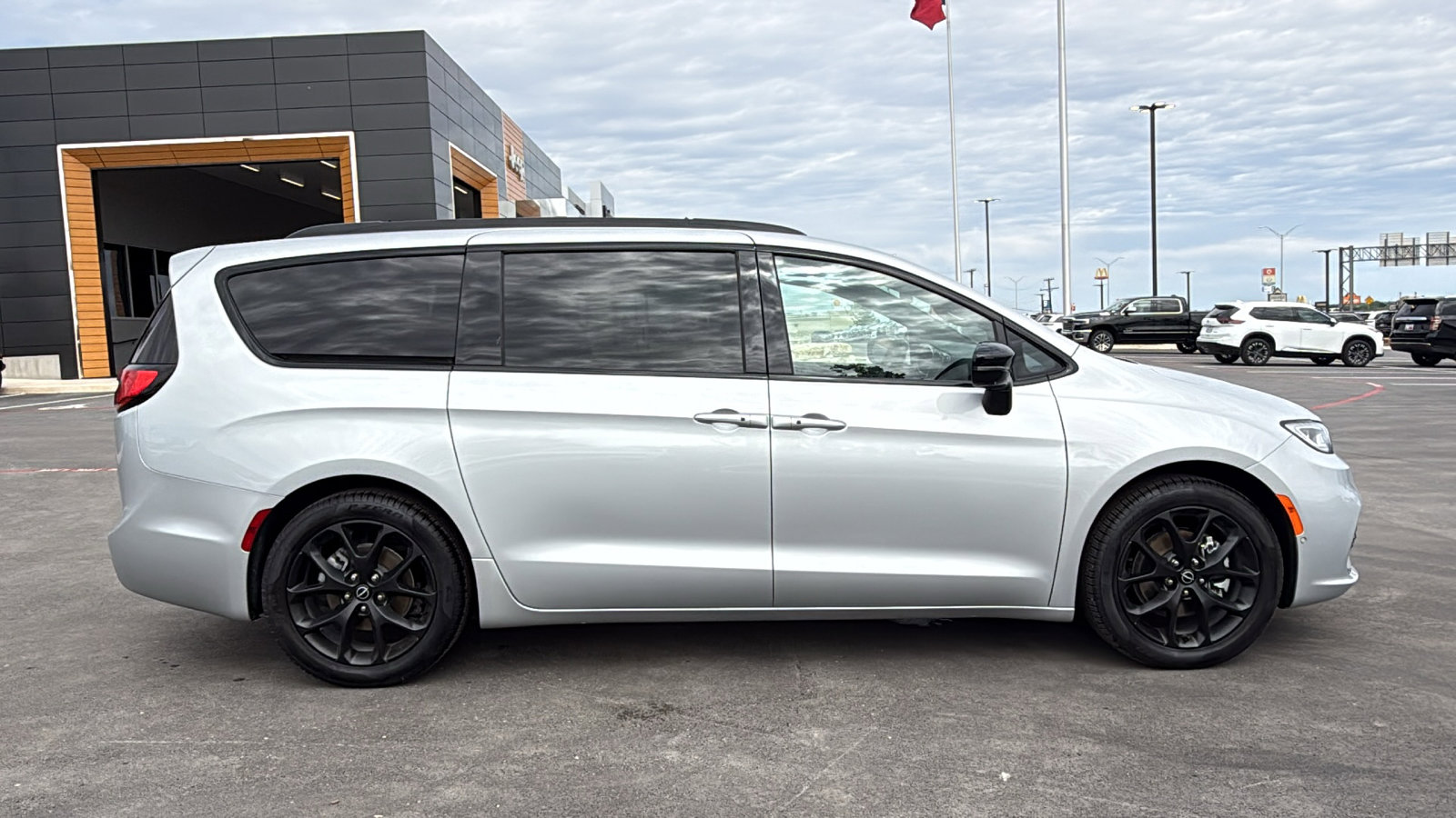 New 2026 Chrysler Pacifica Limited w/ S Appearance Package FWD image 4
