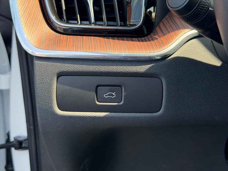 Certified 2024 Volvo XC60 B5 Ultimate w/ Climate Package AWD/4WD image 18
