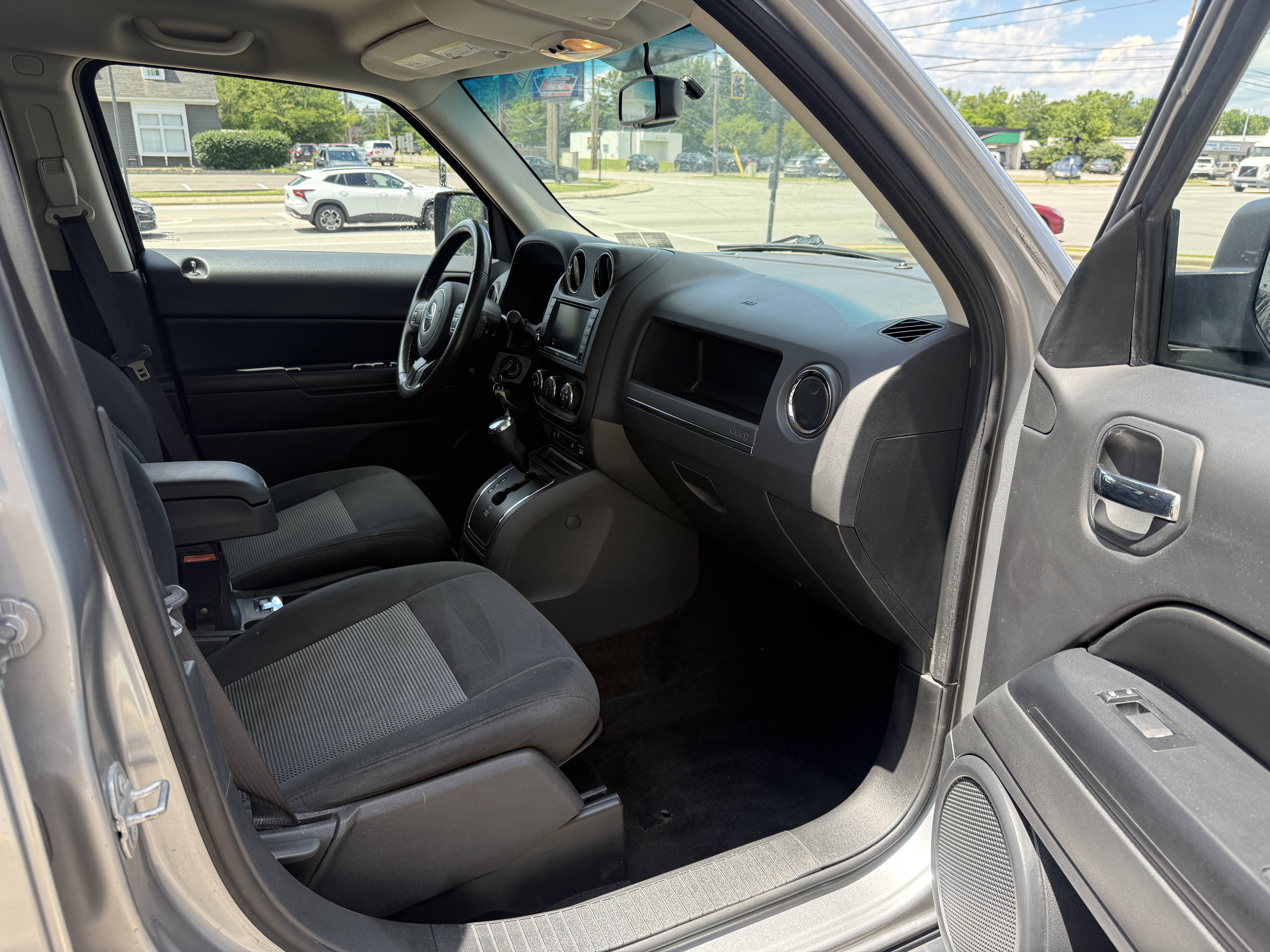Used 2017 Jeep Patriot Latitude AWD/4WD image 10