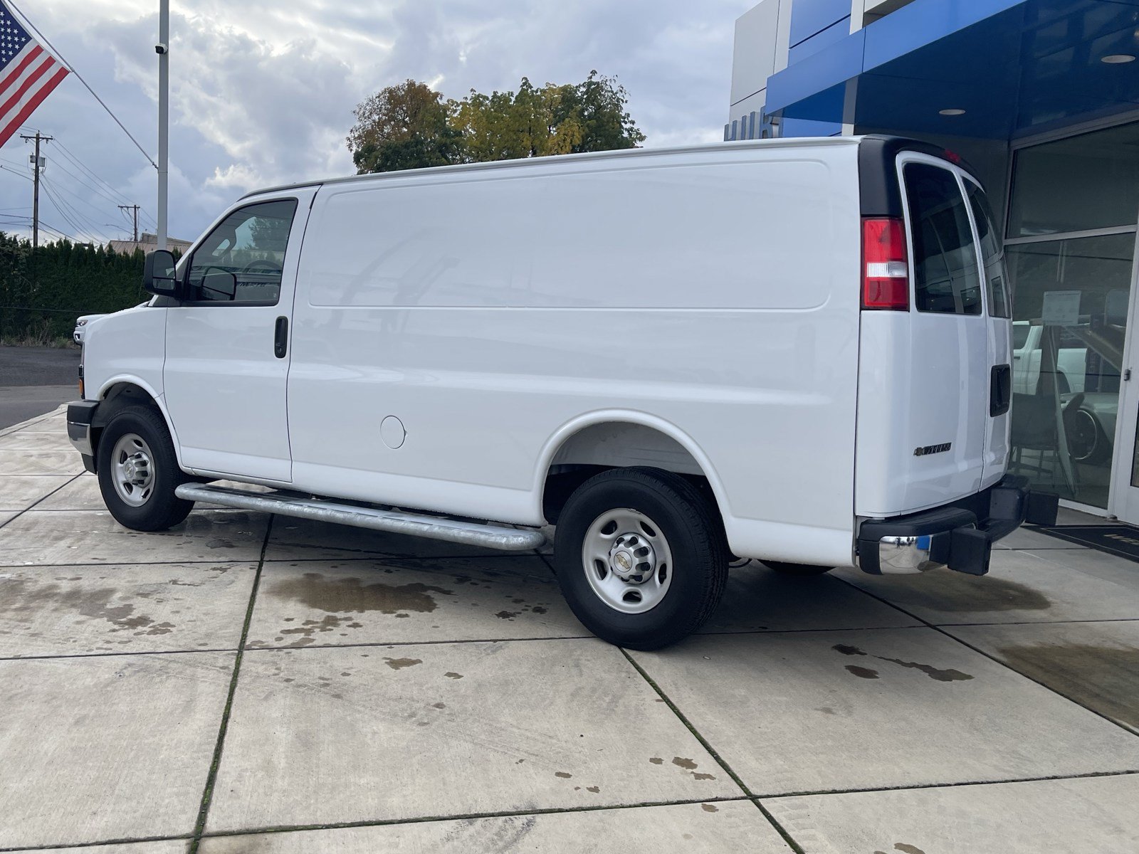 Used 2025 Chevrolet Express 2500 w/ Driver Convenience Package RWD image 3