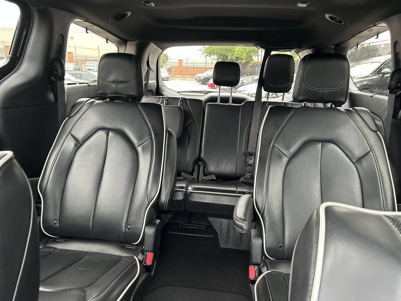 Used 2025 Chrysler Pacifica Limited FWD image 36