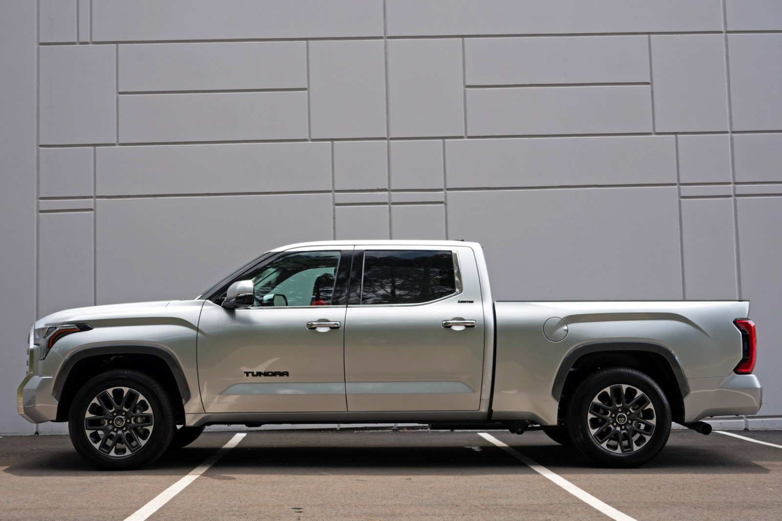 Used 2022 Toyota Tundra Limited AWD/4WD image 9