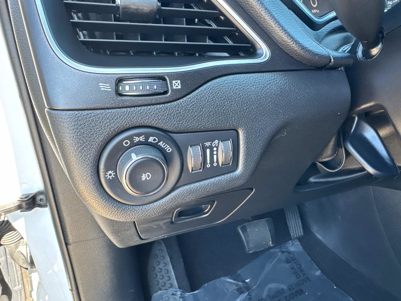 Used 2019 Jeep Cherokee Trailhawk AWD/4WD image 32