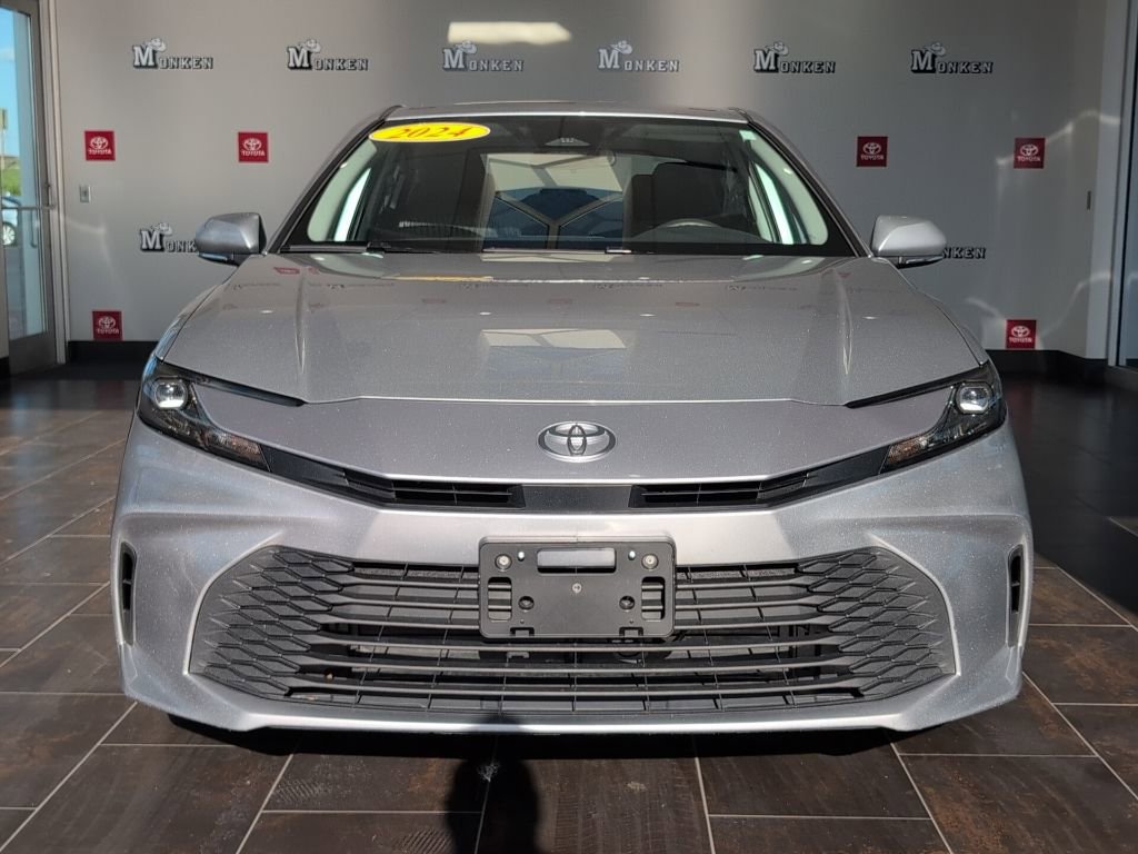 Used 2025 Toyota Camry LE FWD image 3