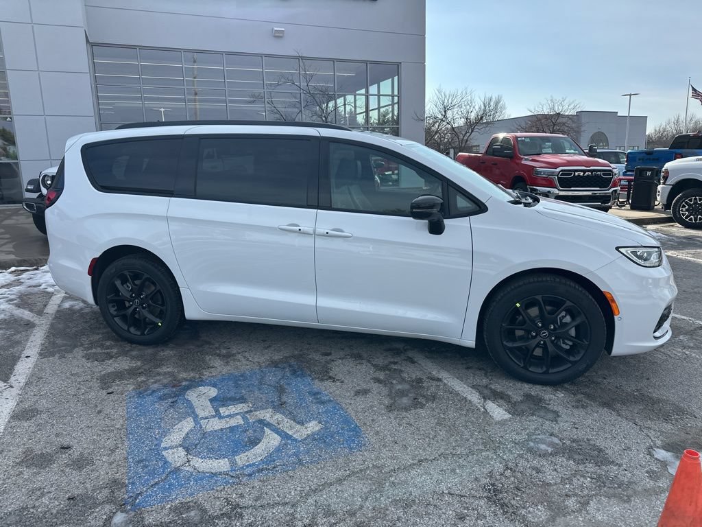 New 2026 Chrysler Pacifica Select AWD/4WD image 40