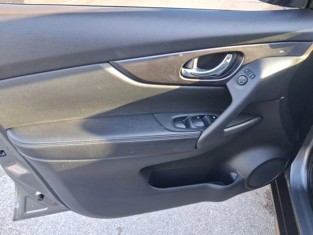 Used 2020 Nissan Rogue SV FWD image 15