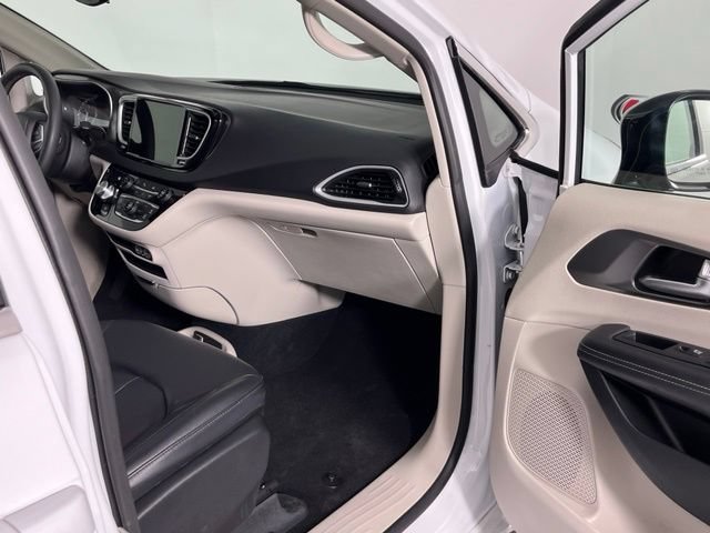 Used 2024 Chrysler Pacifica Touring-L FWD image 30