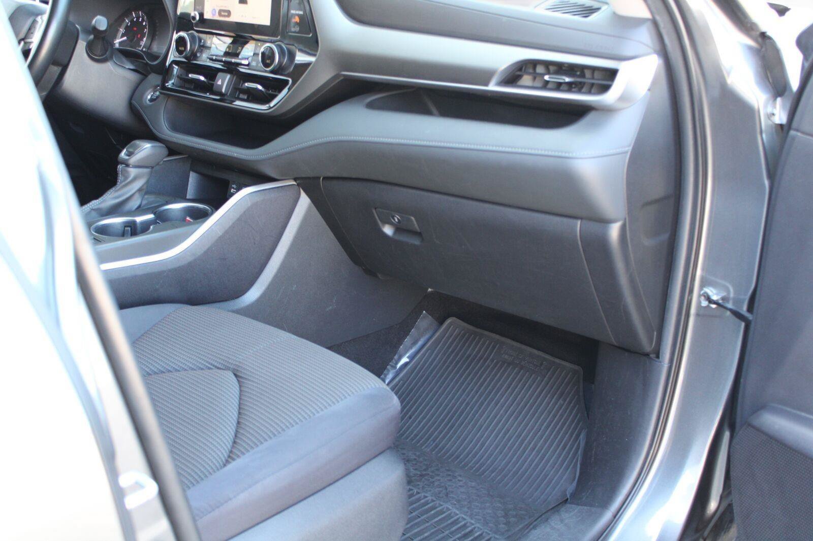 Used 2023 Toyota Highlander LE AWD/4WD image 41