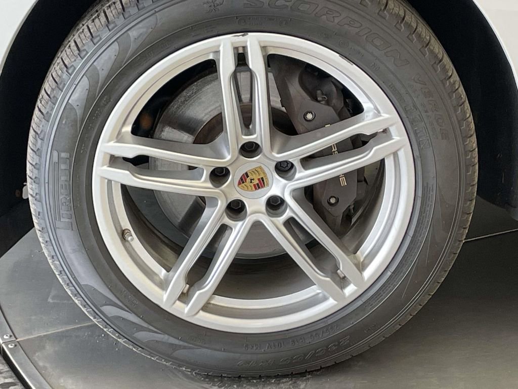 Certified 2023 Porsche Macan image 11