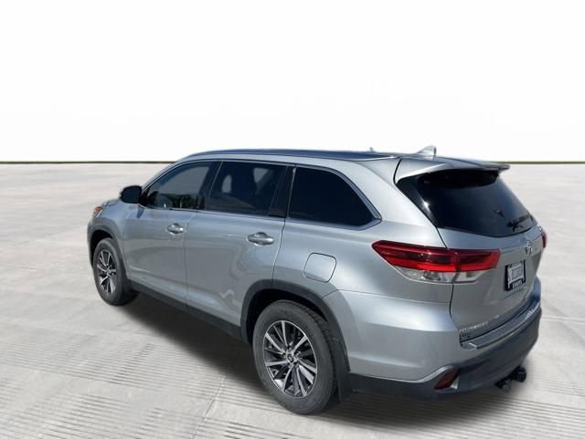 Used 2019 Toyota Highlander XLE AWD/4WD image 3
