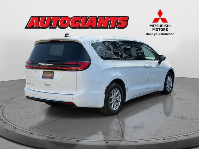 Used 2024 Chrysler Pacifica Touring-L image 2