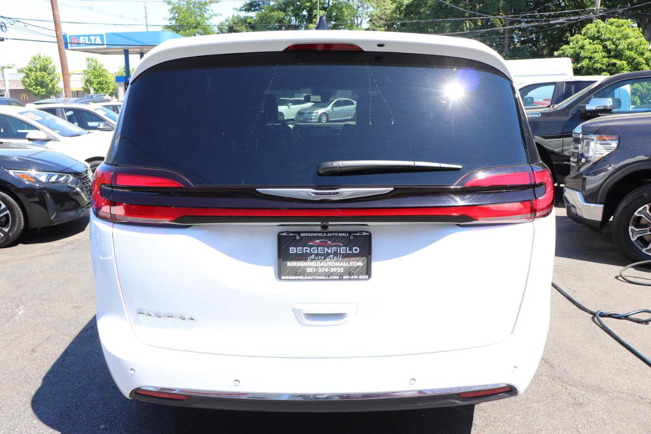 Used 2026 Chrysler Pacifica Select FWD image 4