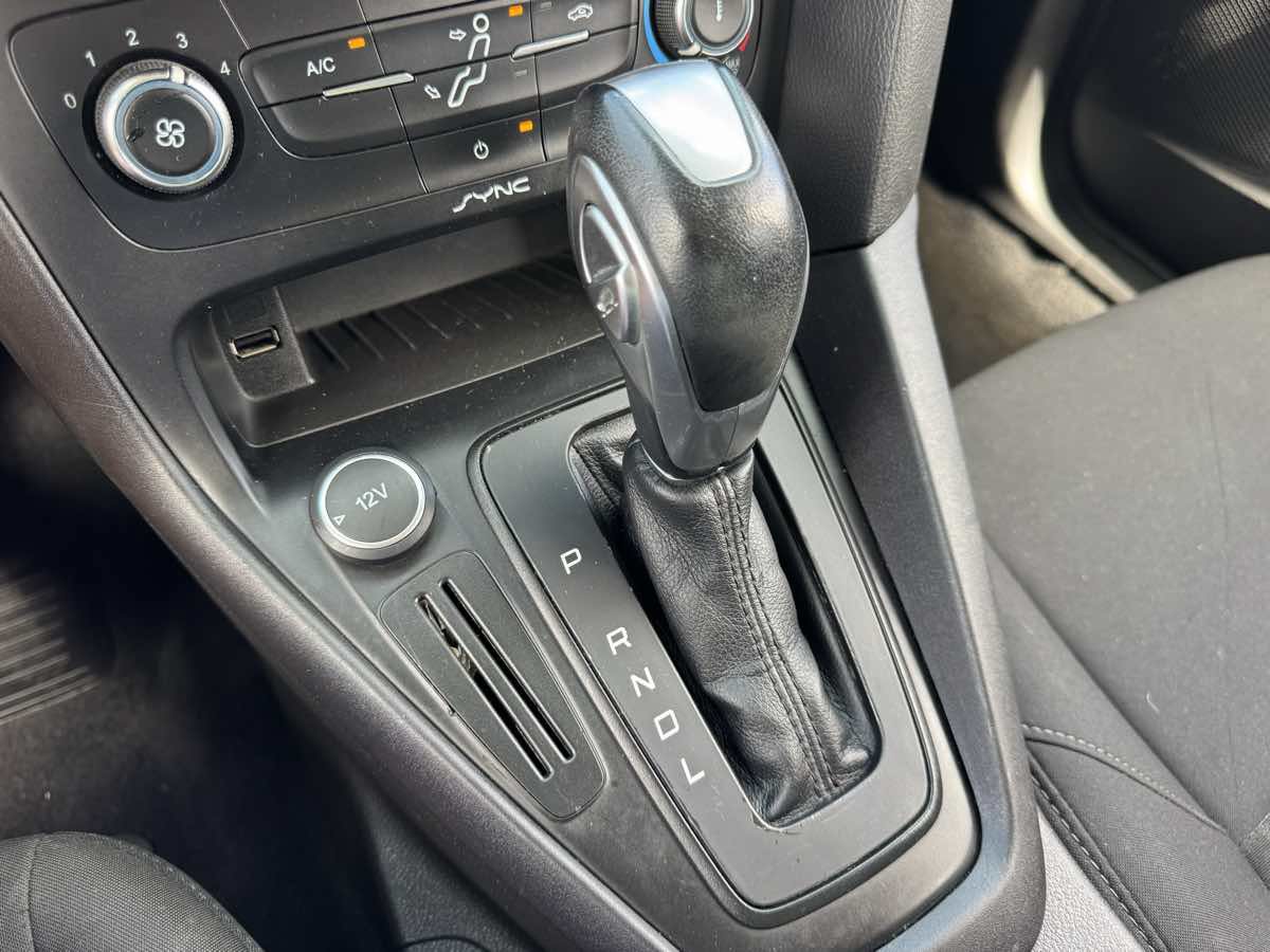 Used 2015 Ford Focus SE FWD image 32