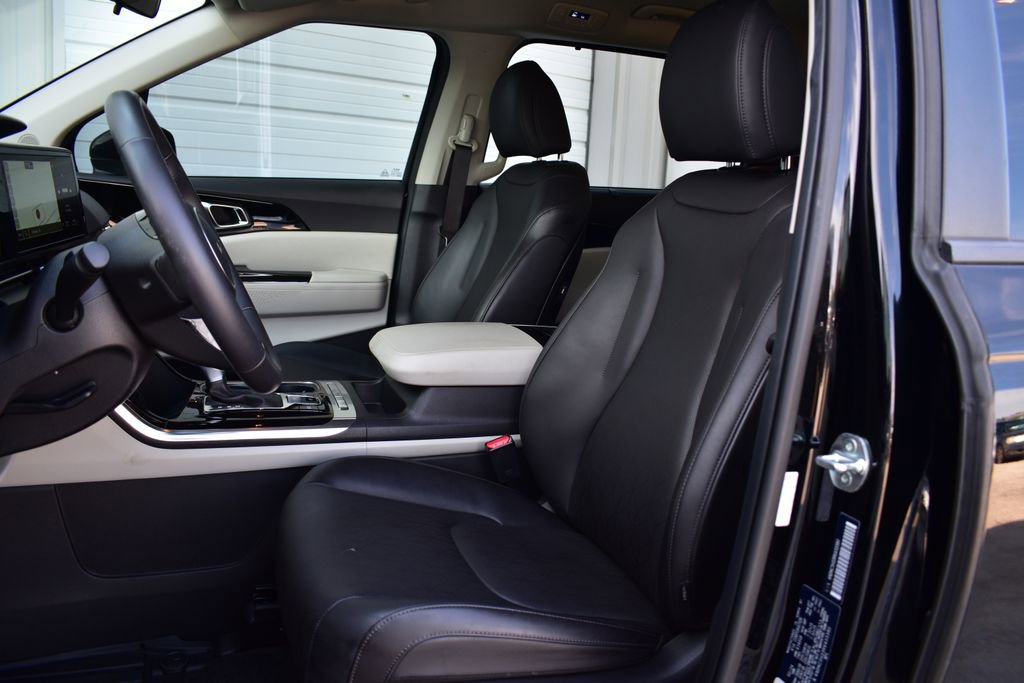 Used 2024 Kia Carnival EX FWD image 16
