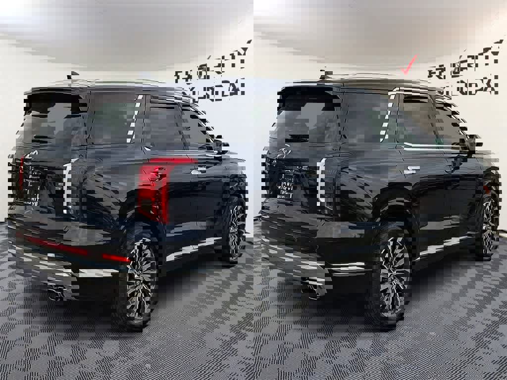 Used 2023 Hyundai Palisade Calligraphy image 4