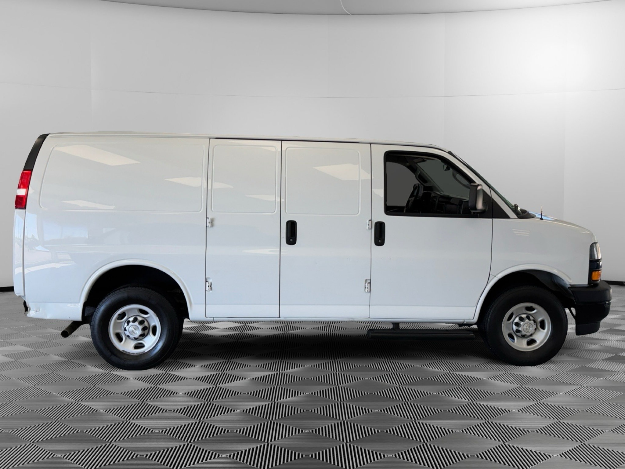 Used 2019 Chevrolet Express 2500 RWD image 9